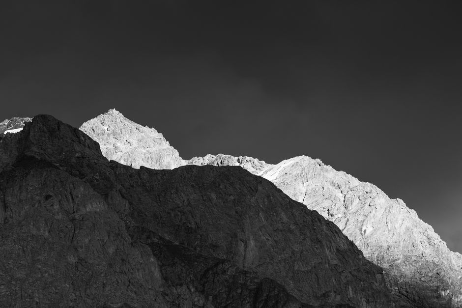 Der Piz Lischana bei Scuol im letzten Tageslicht.