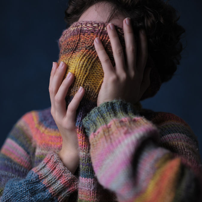 Studioportret van vrouw met dramatisch licht