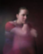 Portret van vrouw met opgetrokken knieën