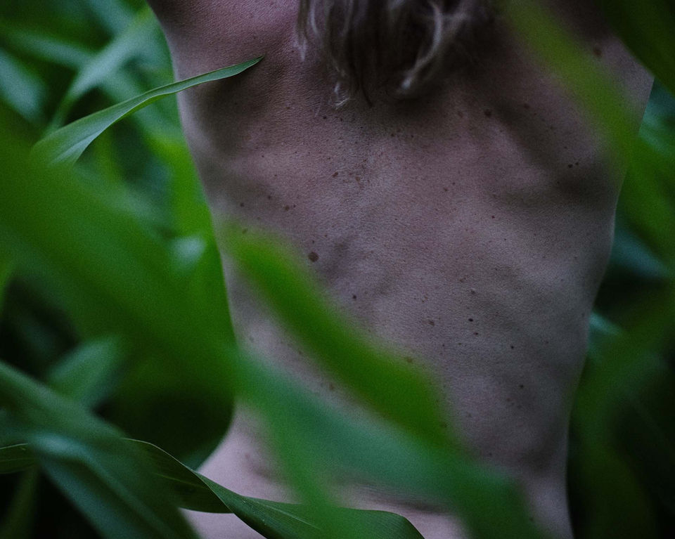 Intiem portret in de natuur met ingetogen kleurtonen
