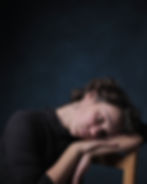 Model rust op haar hoofd op arm