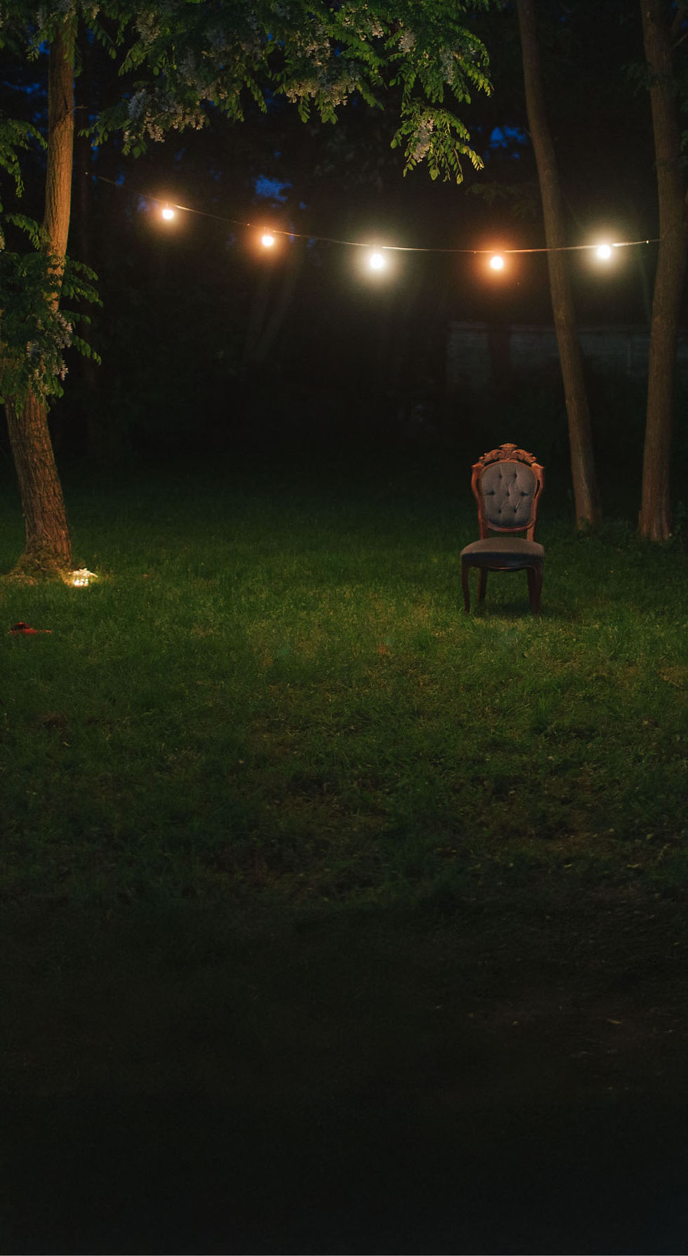 Buitenportret in avondsetting met feestverlichting