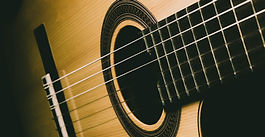 תקריב של גיטרה אקוסטית 