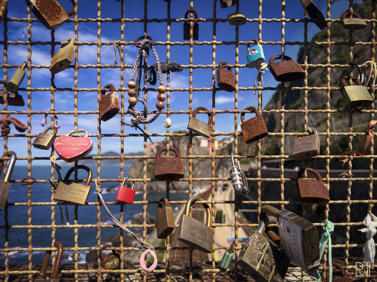 Fila di lucchetti appesi lungo il sentiero della Via dell'Amore