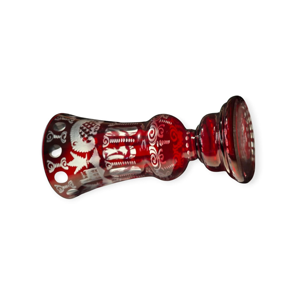 גביע זכוכית בוהמייני (Bohemian glass), עשוי זכוכית קריסטל בעבודת יד, עם חריטה עמוקה על רקע אדום רובי (ruby glass).