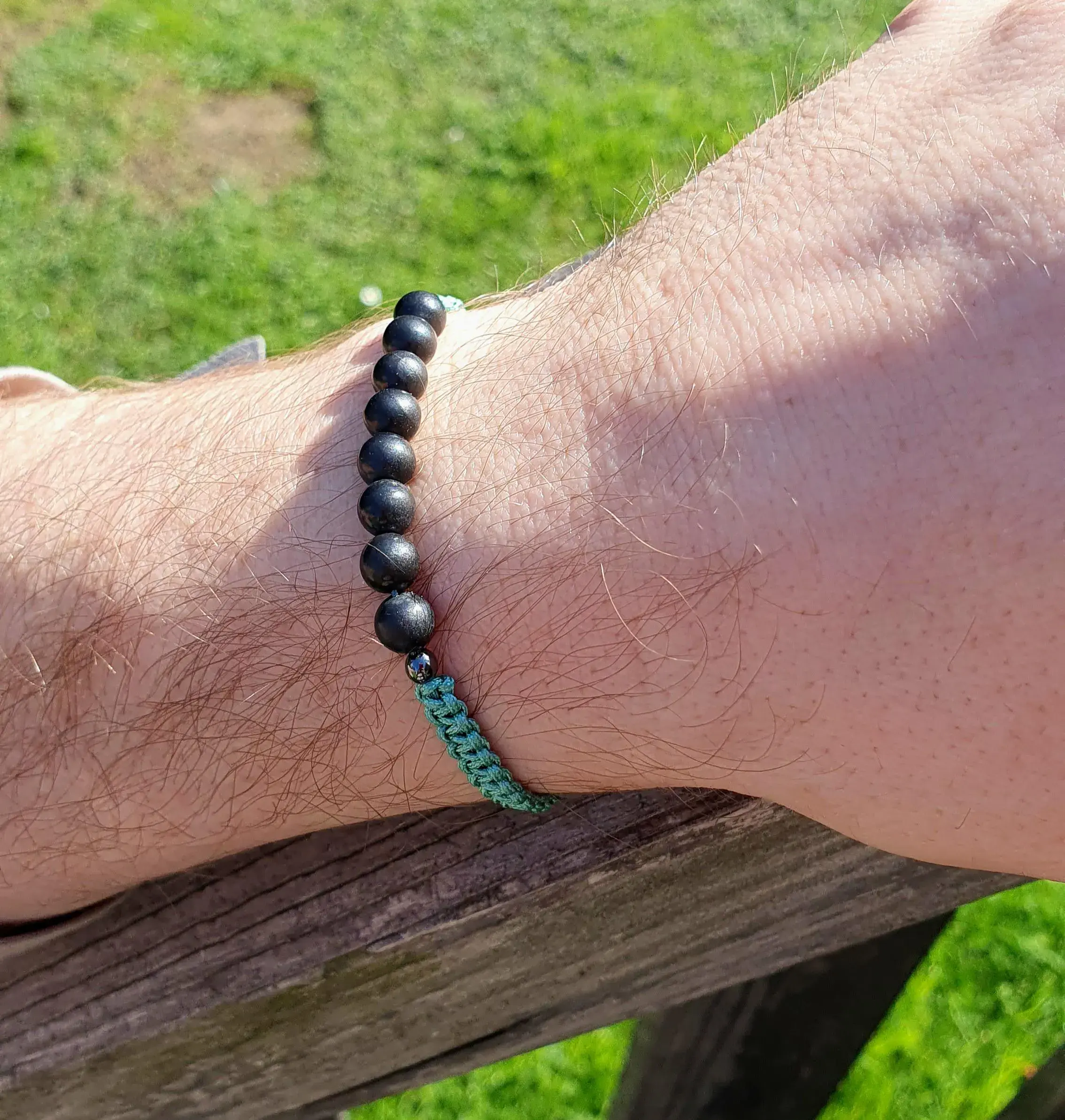 Männerarmband mit Schungit und Hämatit – Handgeknüpft & verstellbar