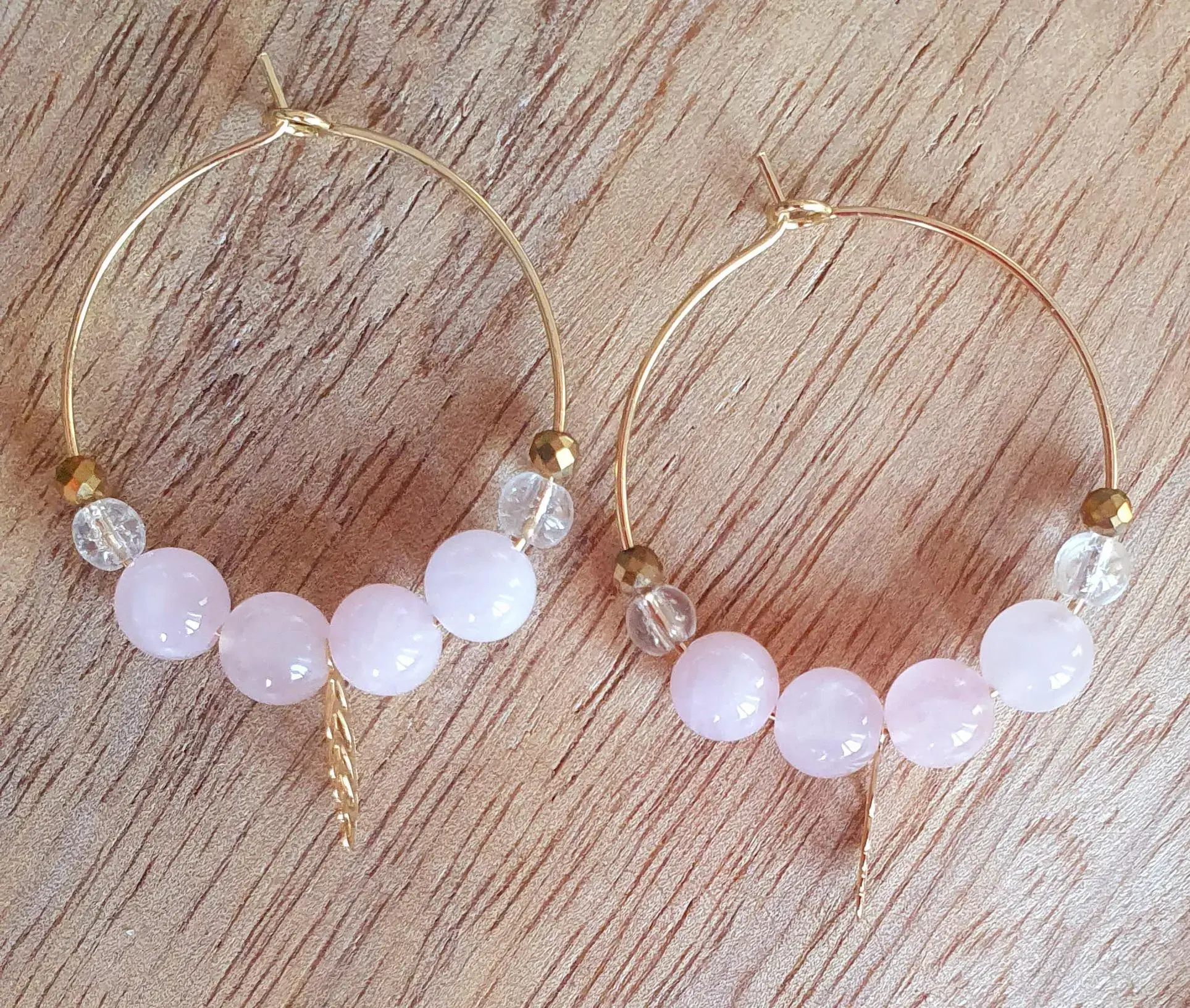 Stein-Creolen mit Blattanhänger | Hoops mit Rosenquarz | Goldfarbener Edelstahl
