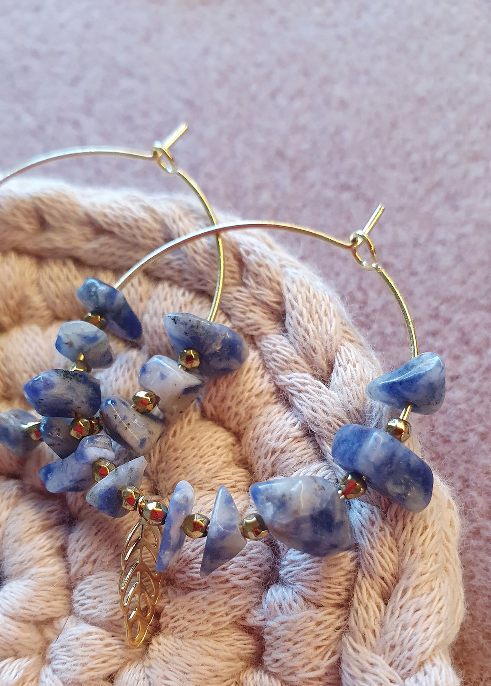 Miniaturbild: HOOPS | Sodalith Creolen mit Blattanhänger | Edelstahl vergoldet | Boho Ohrringe
