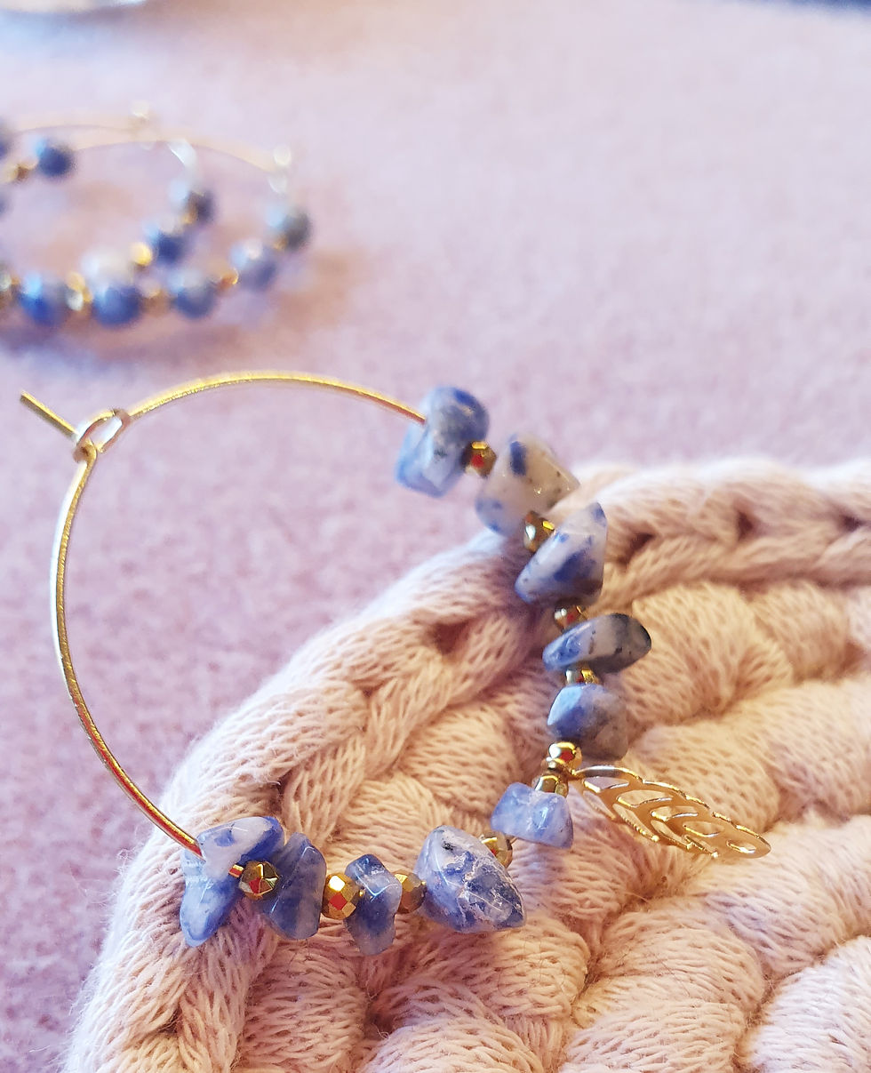 Miniaturbild: HOOPS | Sodalith Creolen mit Blattanhänger | Edelstahl vergoldet | Boho Ohrringe