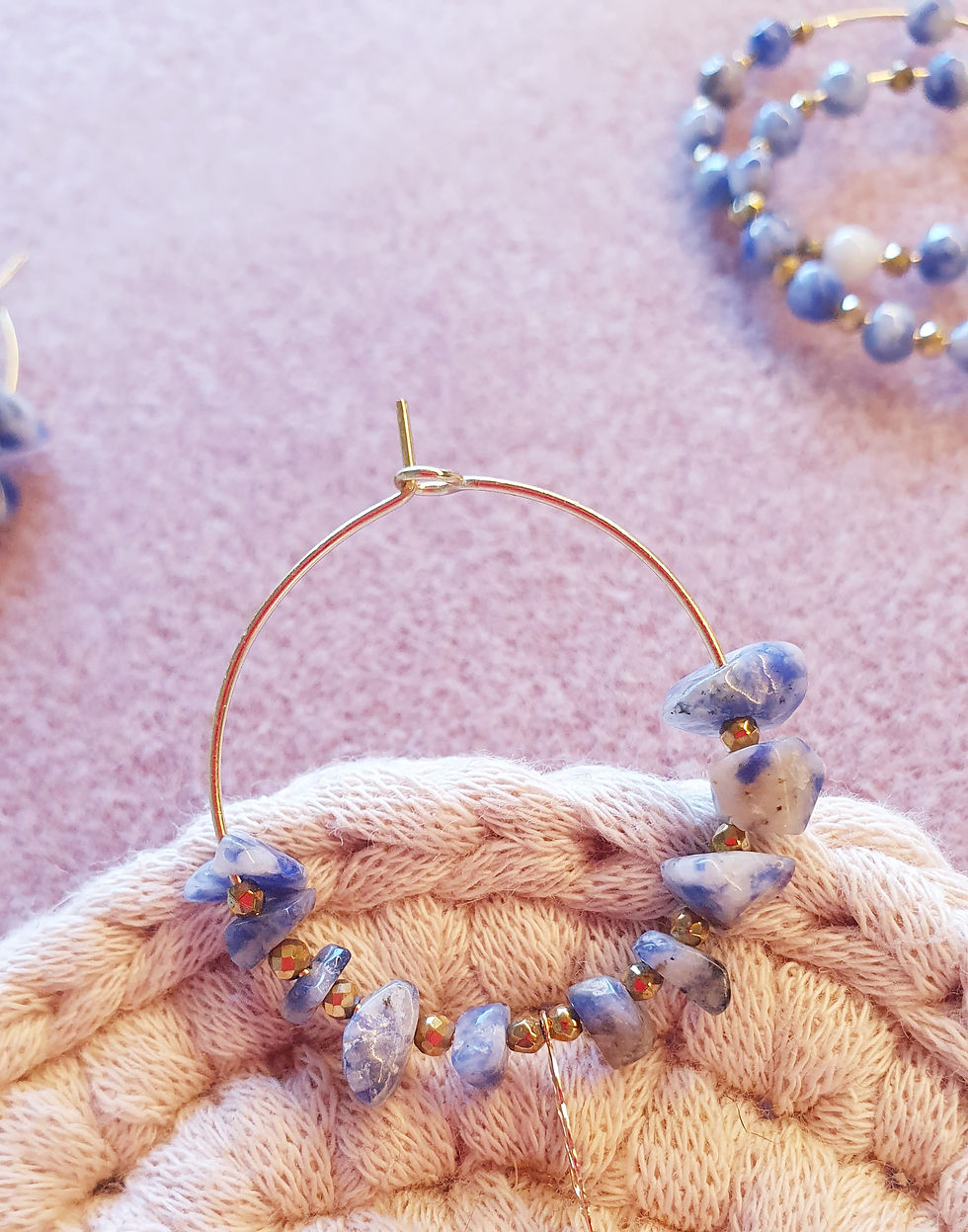 Miniaturbild: HOOPS | Sodalith Creolen mit Blattanhänger | Edelstahl vergoldet | Boho Ohrringe