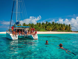 Excursion en catamaran en Martinique avec guide – bateau ancré dans une eau turquoise, passagers sur le filet