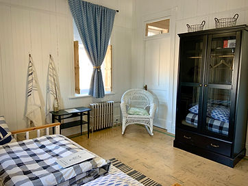 Deux lits individuels de style gigogne, matelas mousse mémoire, pour familles ou amis.