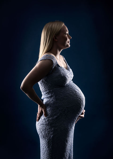 Gravidfotografering der leger med lyset