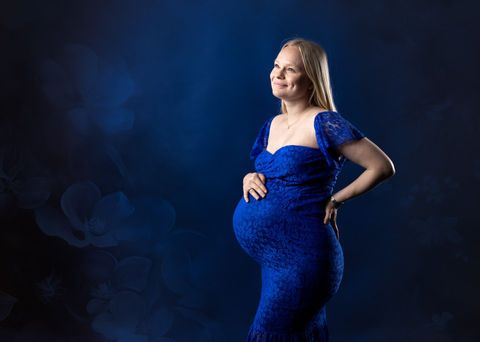 Gravidfotografering med blå nuancer i studie