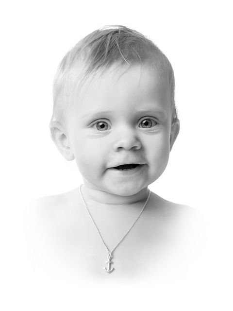 Babyfotografering af dreng på 1 år. Klassisk portræt med hvid baggrund