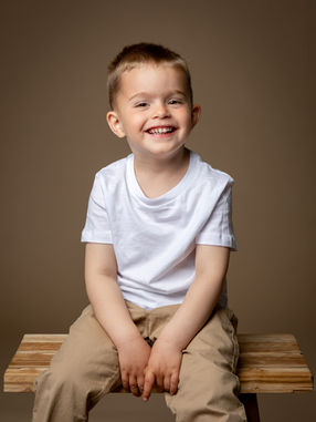 Portrætfotografering af drenge på brun baggrund