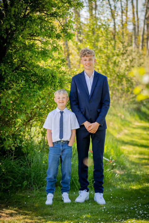 Konfirmationsfotografering af dreng og lillebror