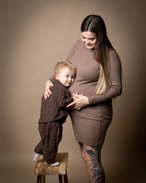 Gravidfotografering af mor og den kommende storebror
