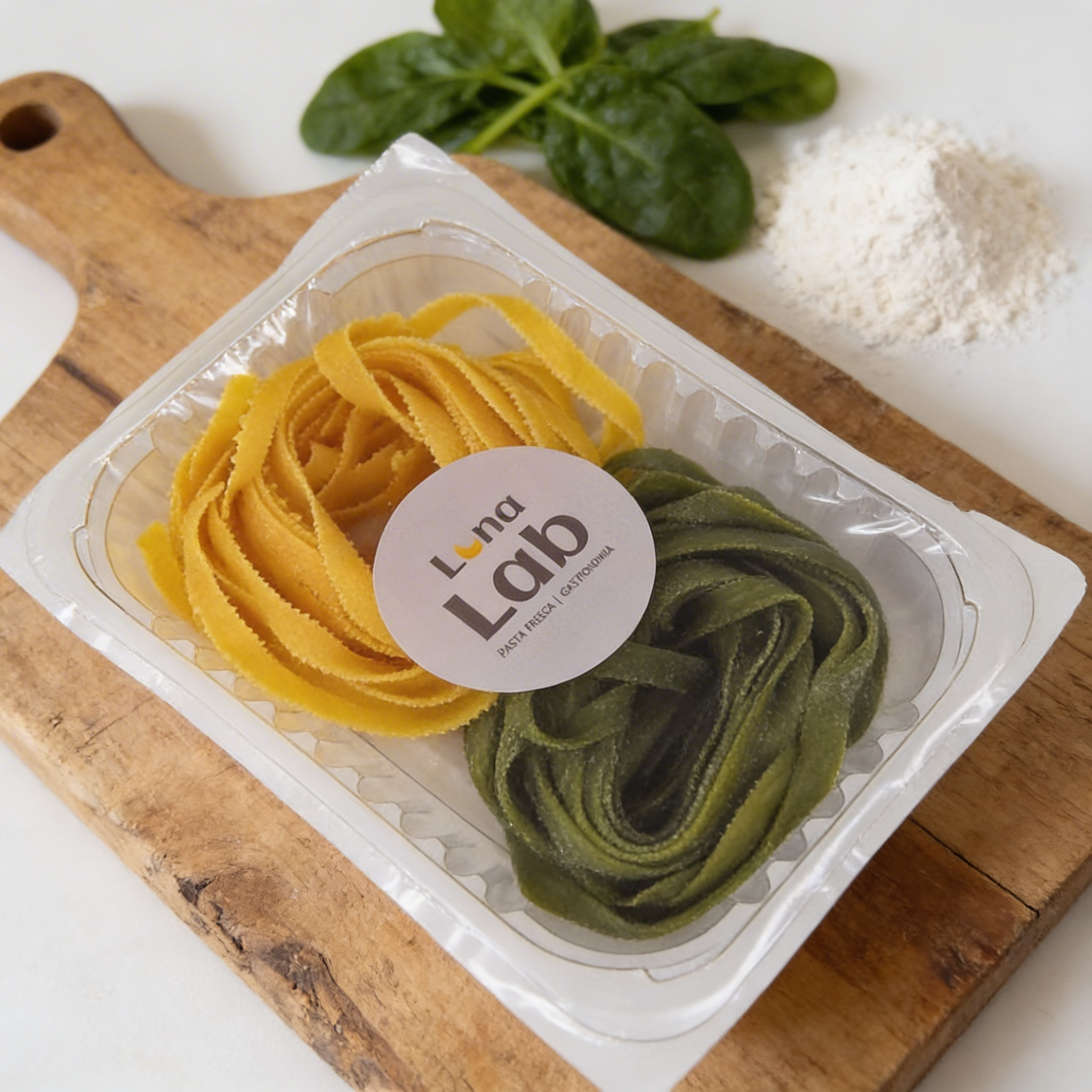 Frisk håndlavet æg- og spinat-tagliatelle