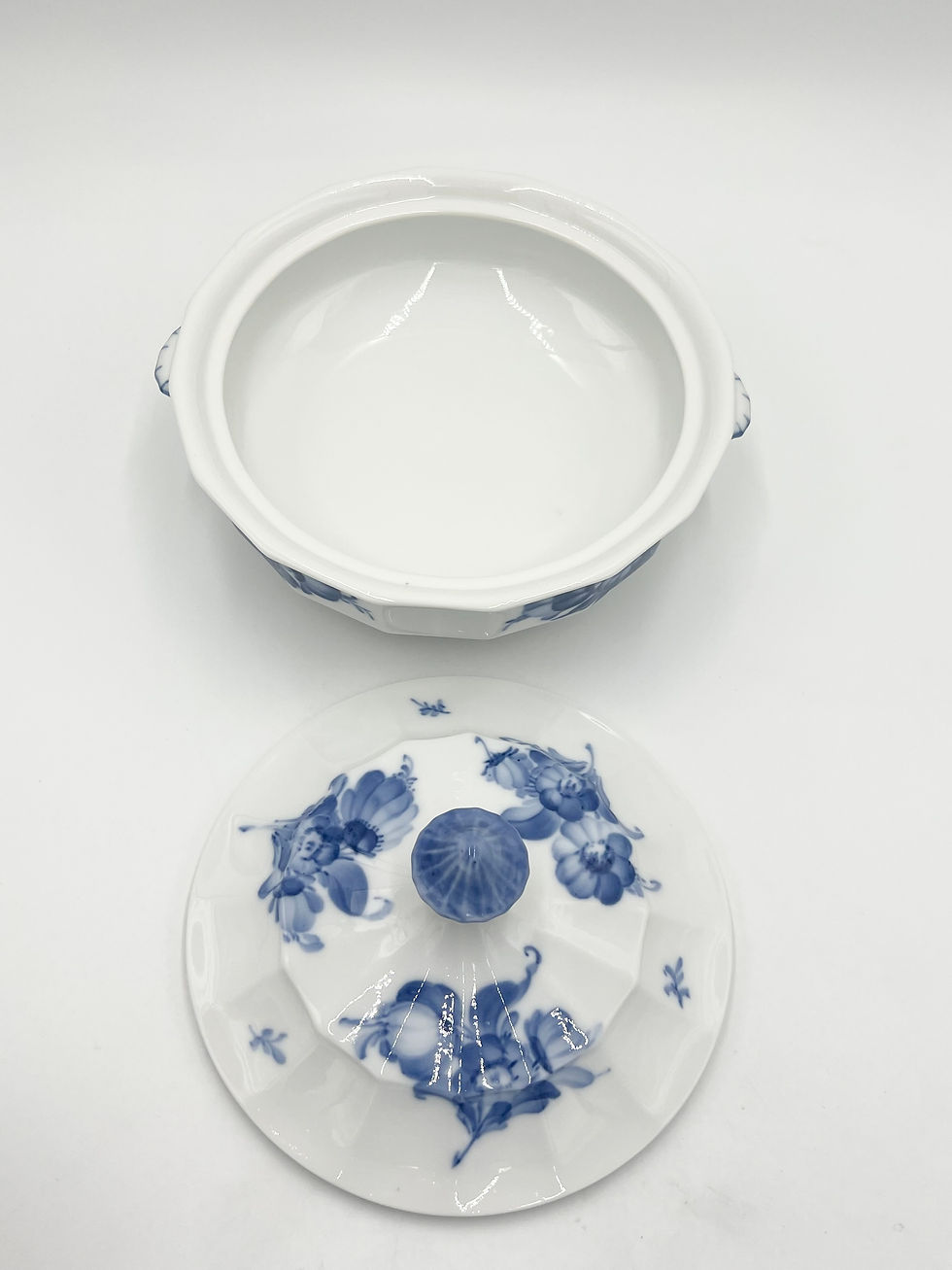 Miniaturebillede: Nr: 10/8535 - Terrin - Blå Blomst Kantet Royal Copenhagen RC