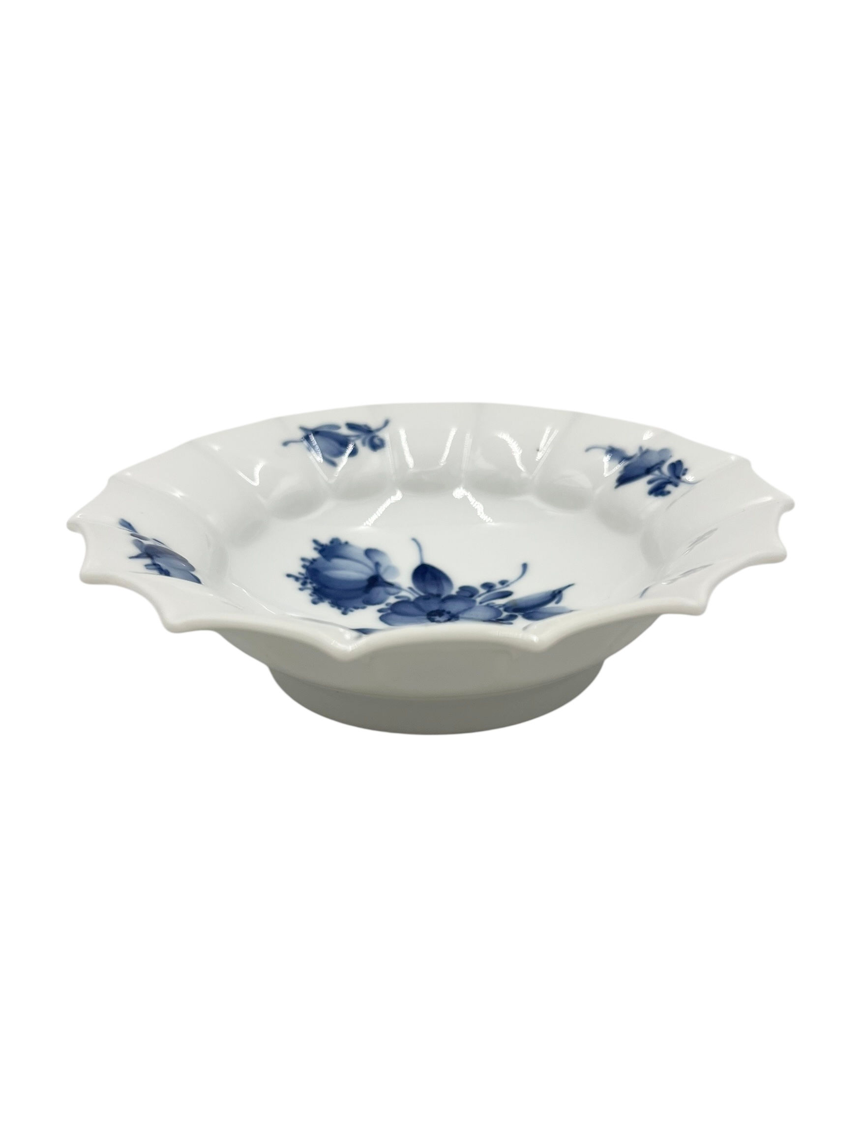 Nr: 10/8556 - Skål - Blå Blomst Kantet Royal Copenhagen RC