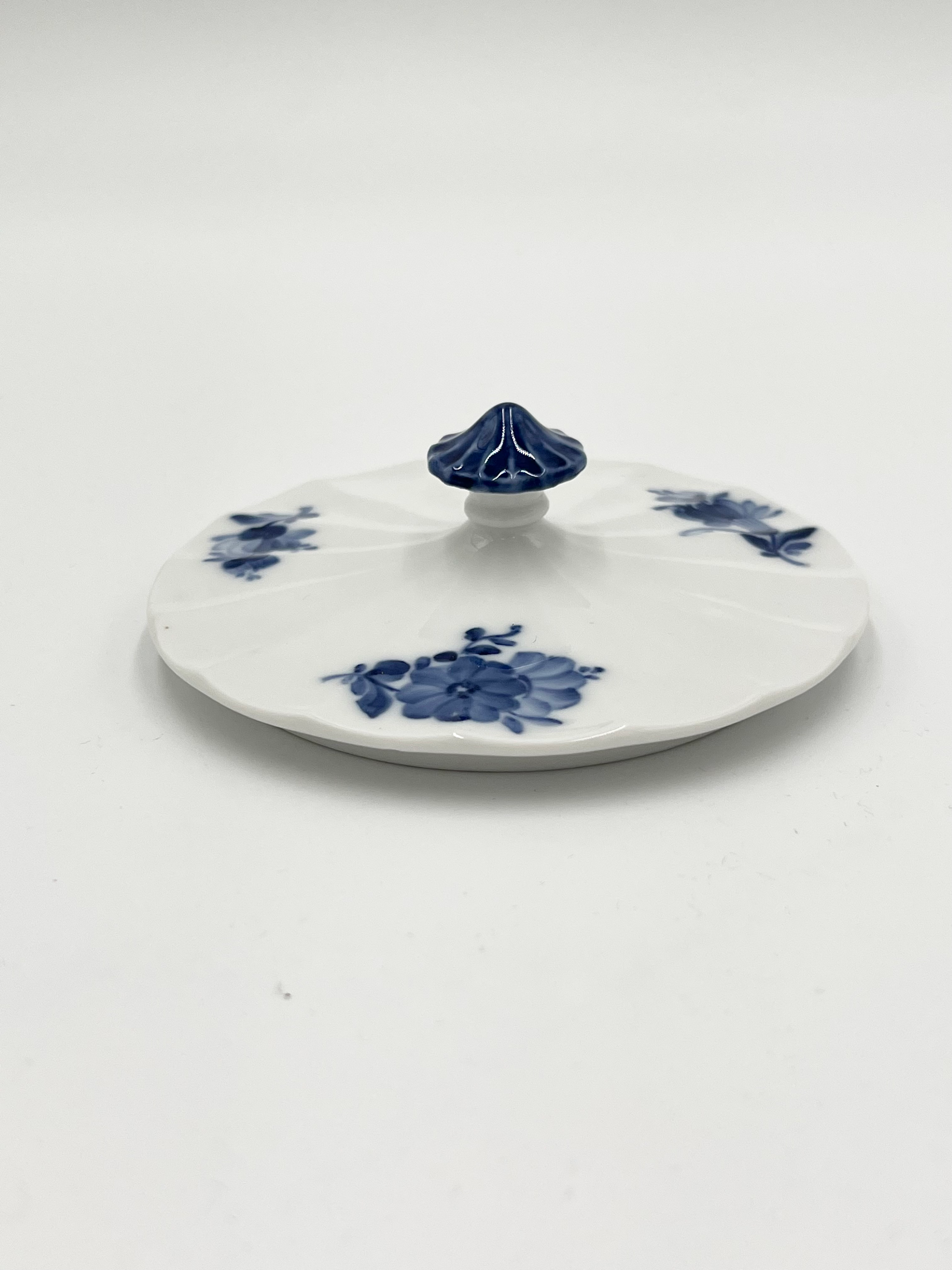 Nr: 10/8563 - Låg - Blå Blomst Kantet Royal Copenhagen RC