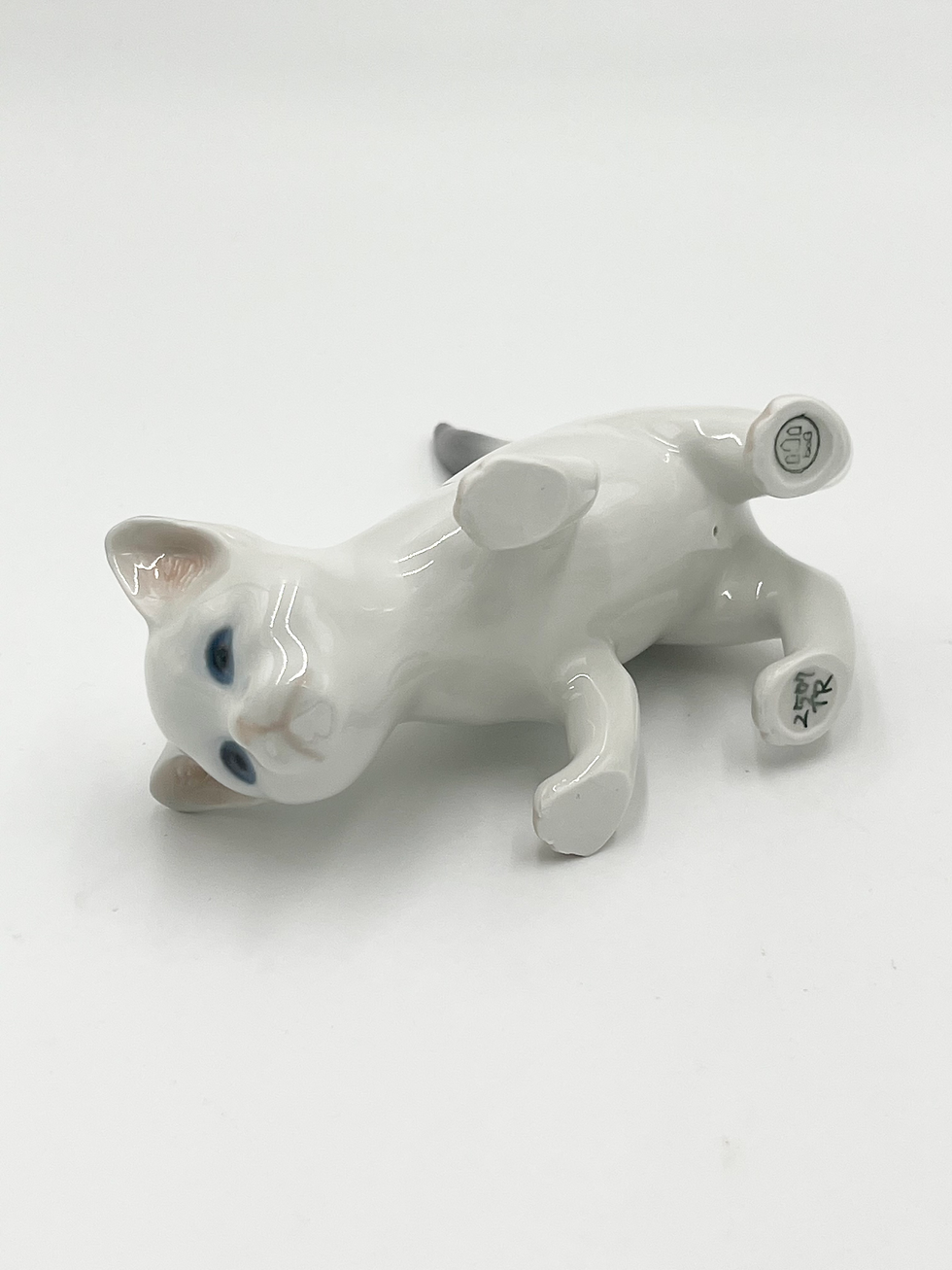 Thumbnail: Nr: 2507 - Grå kat med løftet hale - Bing og Grøndahl B&G