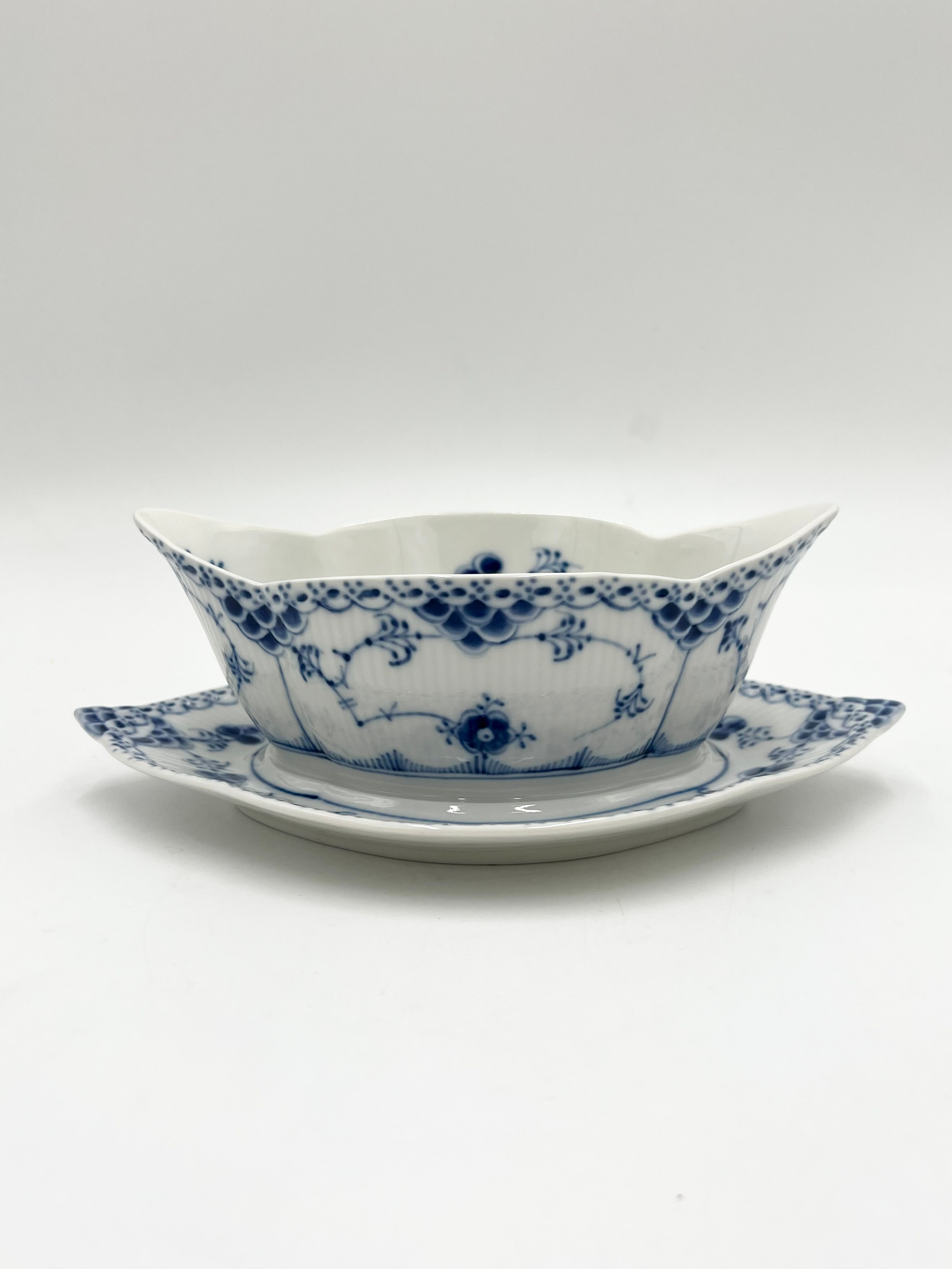 Nr: 1/587 - Sovseskål - Halvblonde Royal Copenhagen RC