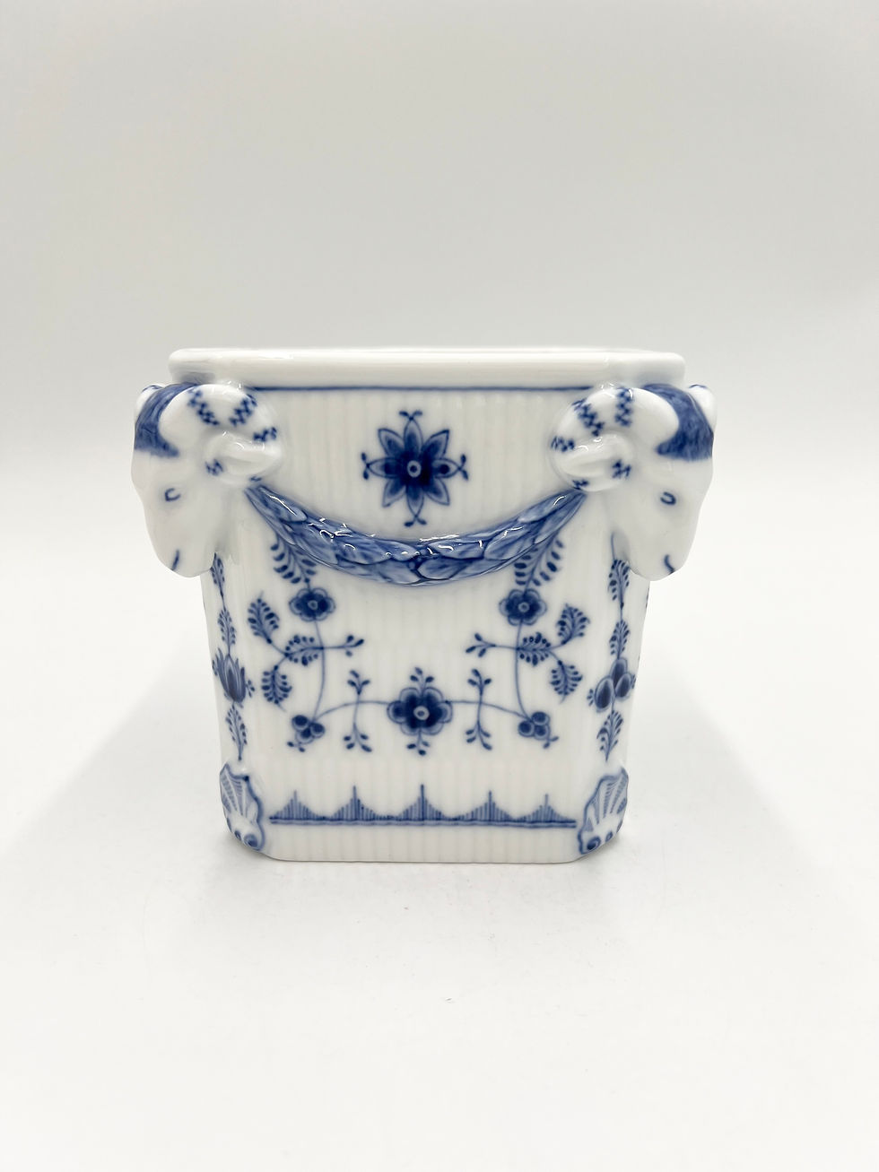 Thumbnail: Nr: 1/124 - Sjælden urtepotteskjuler - Musselmalet Royal Copenhagen RC