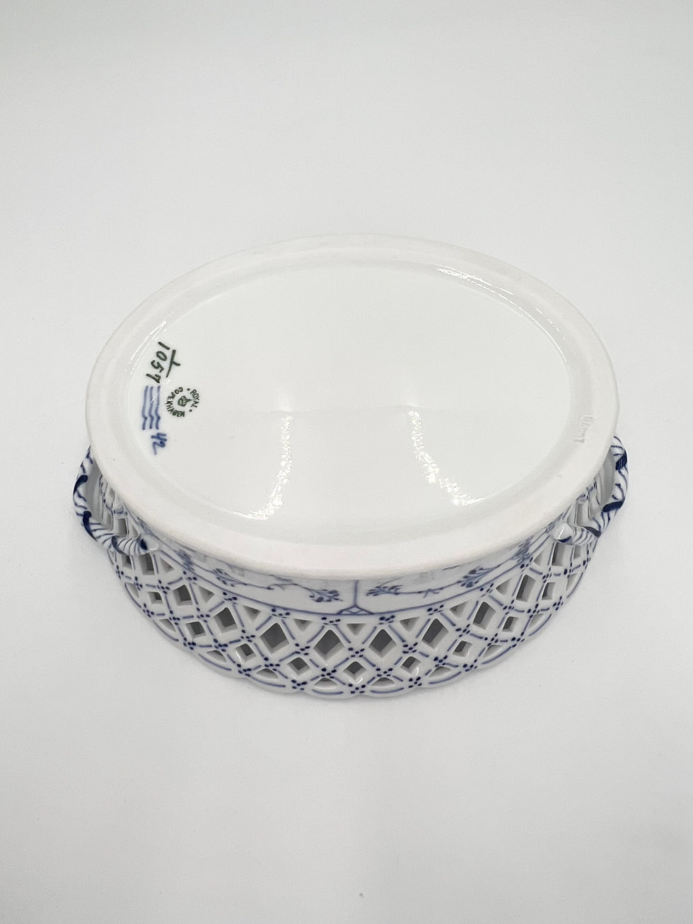 Thumbnail: Nr: 1/1057 - Frugtkurv - Musselmalet Royal Copenhagen RC