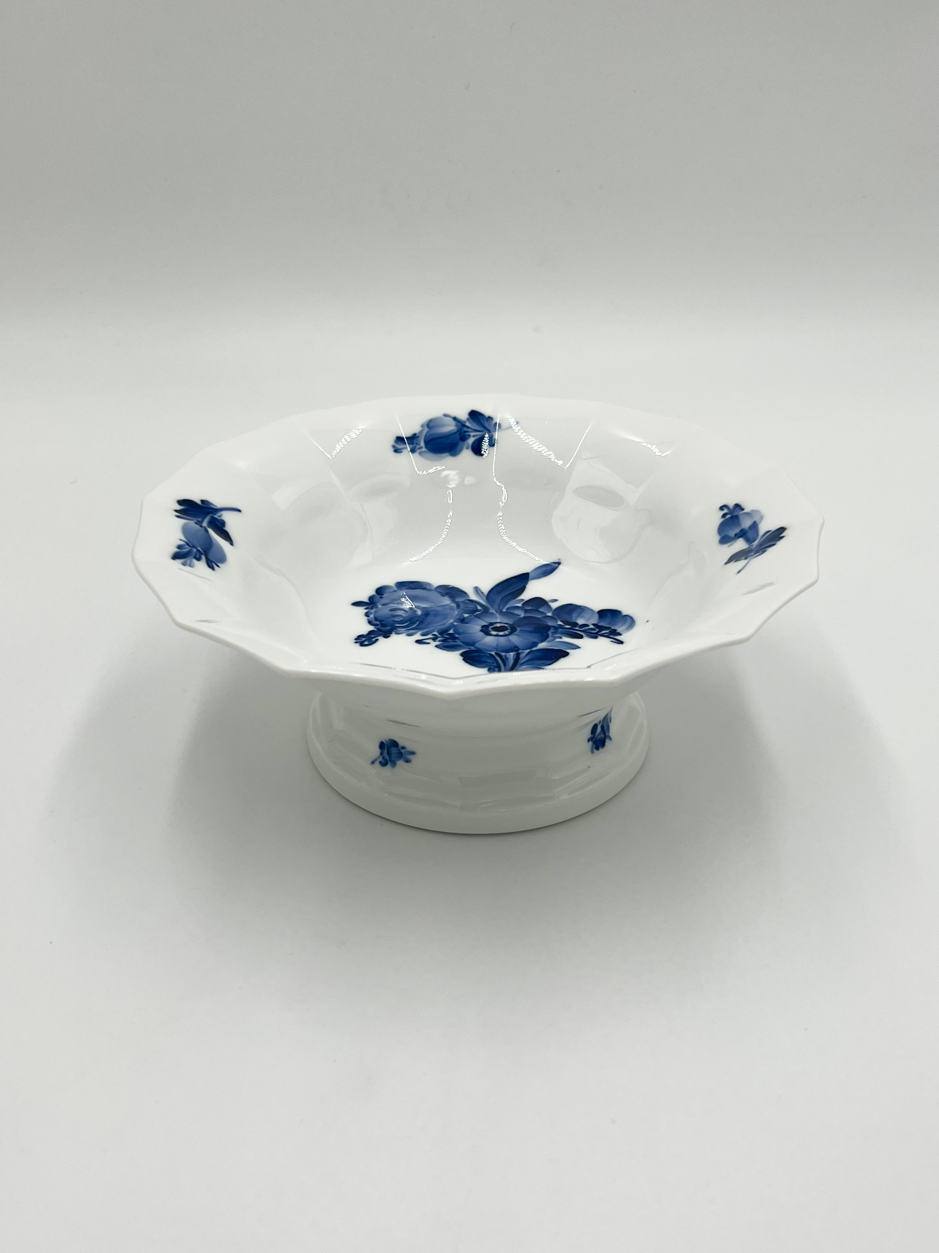 Nr: 10/8530 - Stor kageskål på fod - Blå Blomst Kantet Royal Copenhagen RC