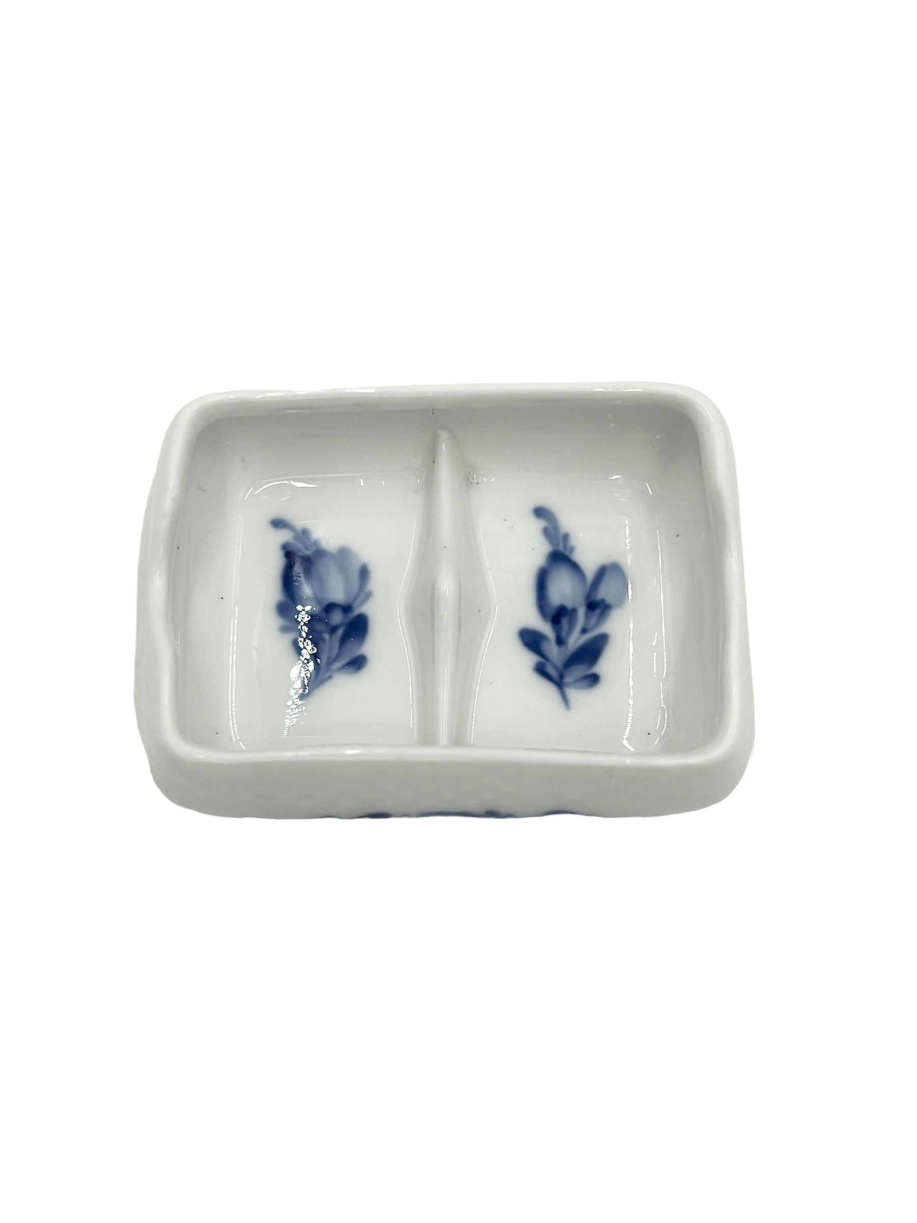 Nr: 10/8150 - Lille skål med deling - Blå Blomst Flettet Royal Copenhagen RC