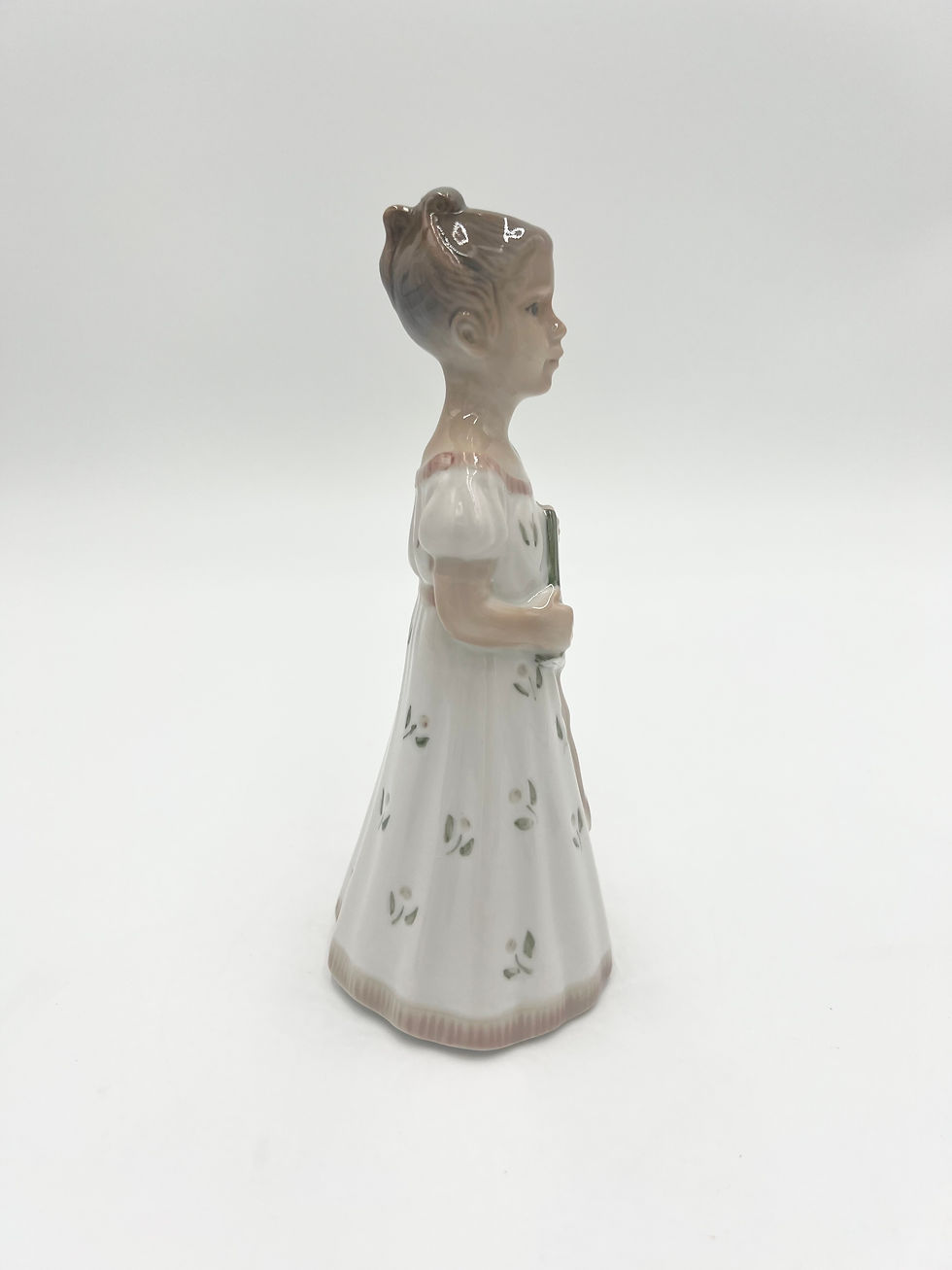 Miniaturebillede: Nr: 96 - Sjælden Pige i hvid og græs kjole med bog - Lyngby Figur