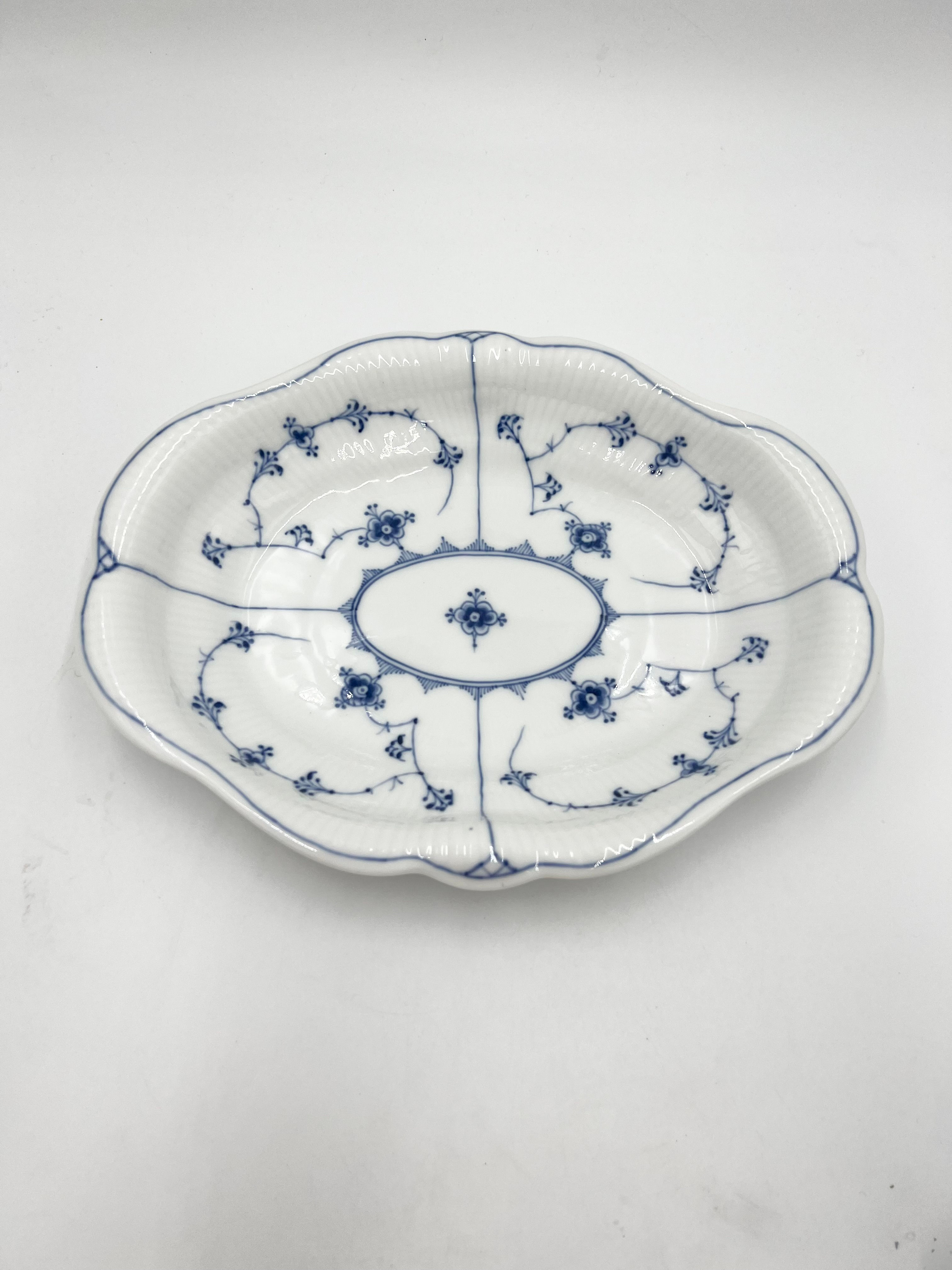 Nr: 1/388 - Brødbakke - Musselmalet Royal Copenhagen RC