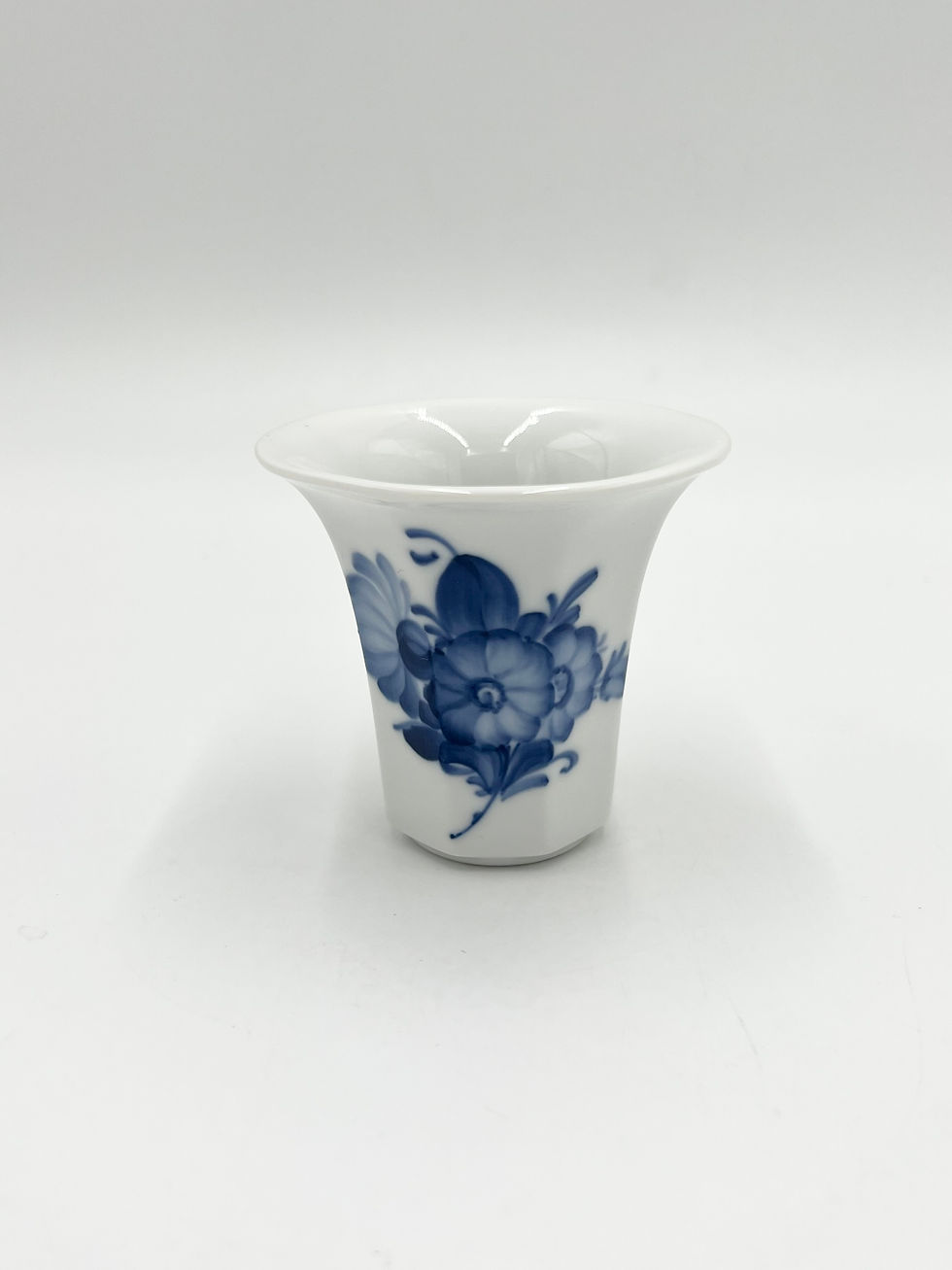 Nr: 10/8613 - Lille Vase - Blå Blomst Kantet Royal Copenhagen RC
