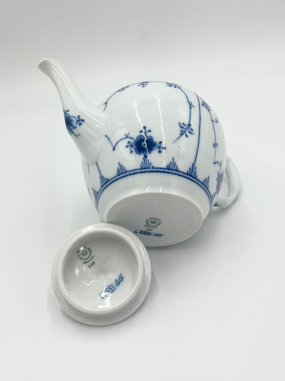 Thumbnail: Nr: 136/137 - Tekande ca 0.8 liter Musselmalet Royal Copenhagen RC