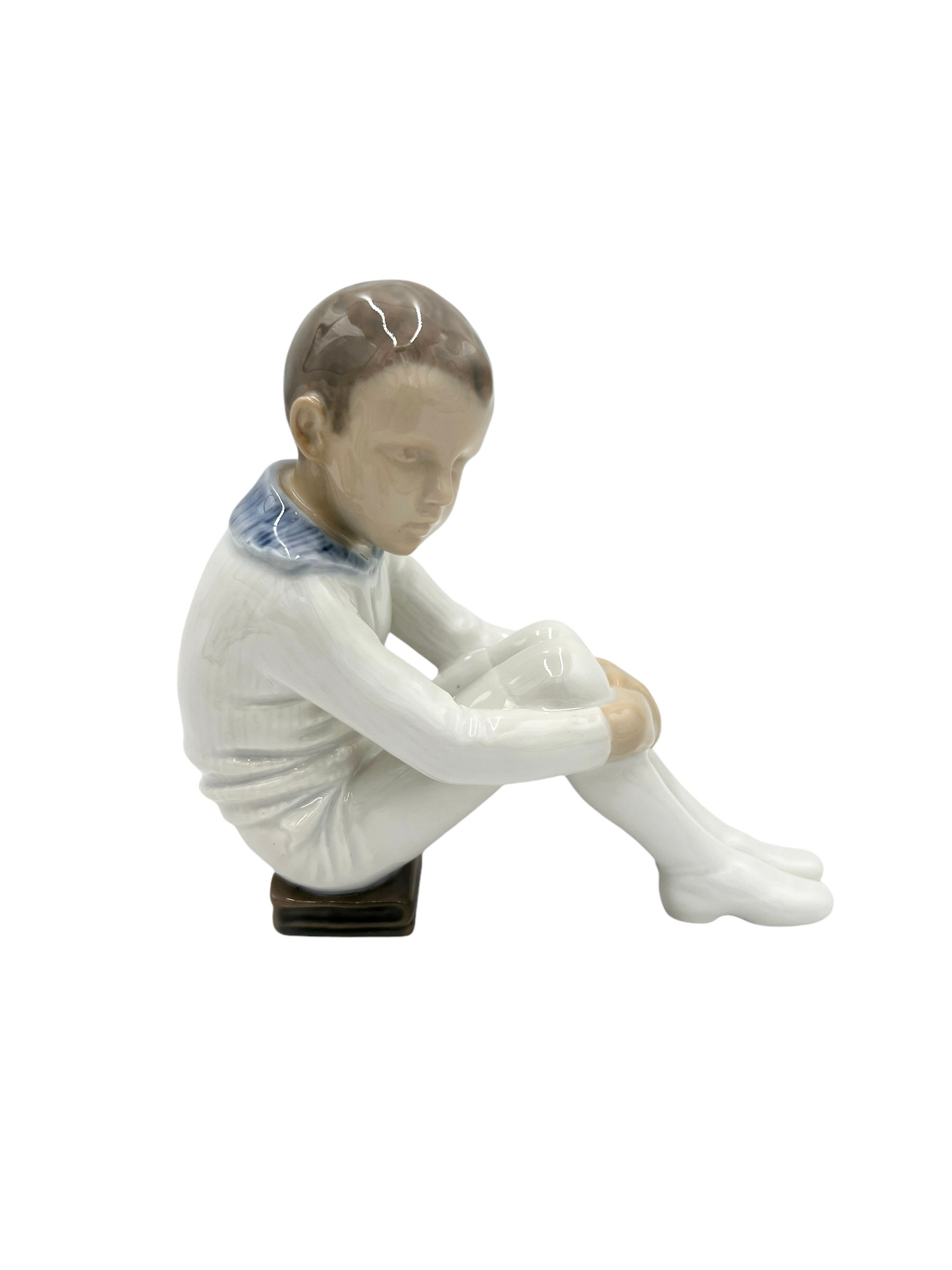 Nr: 1742 - Dreng på bøger, sjælden i farven - Bing og Grøndahl B&G