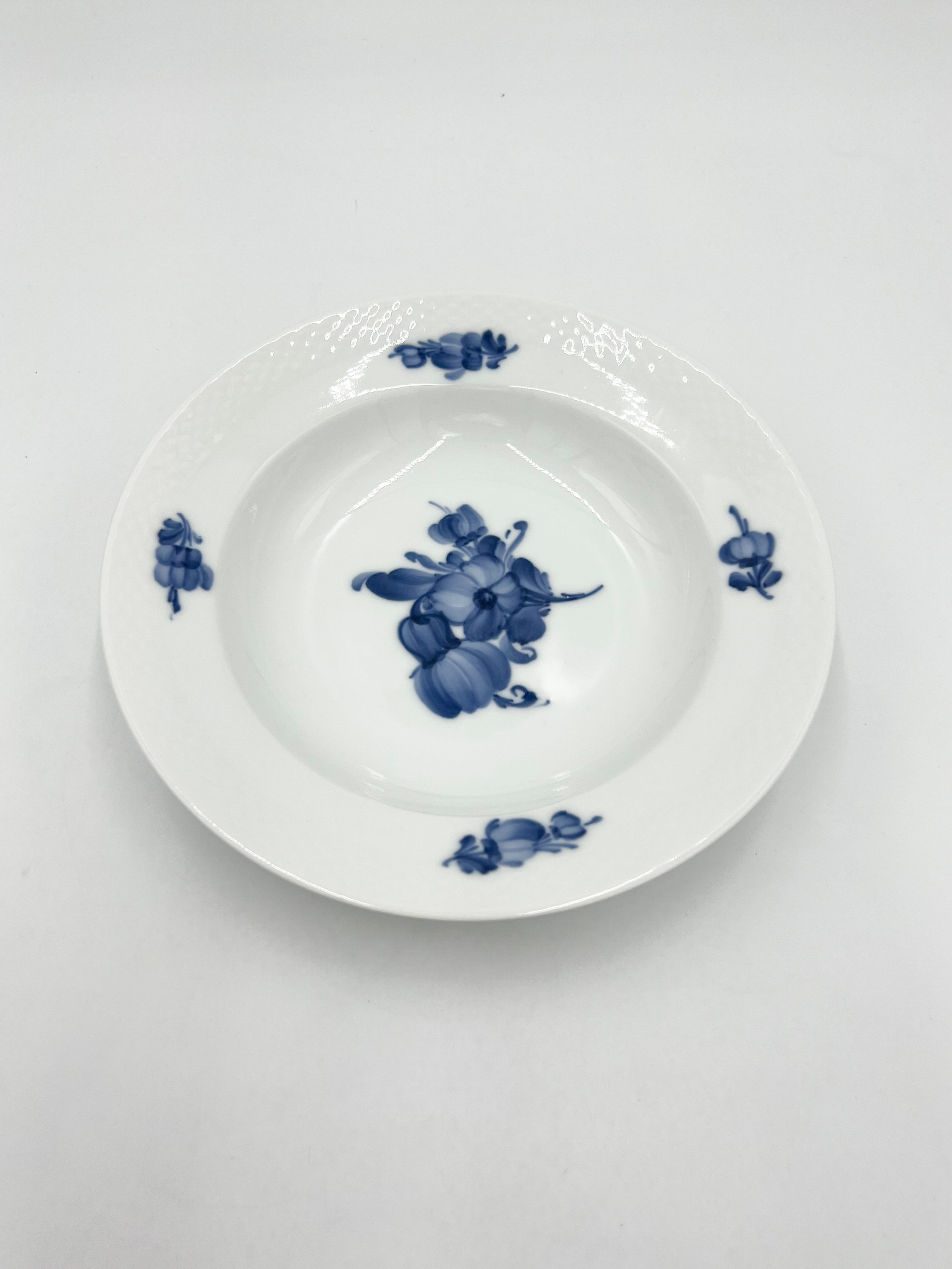 Nr: 10/8105 - Dyb tallerken - Blå Blomst Flettet Royal Copenhagen RC