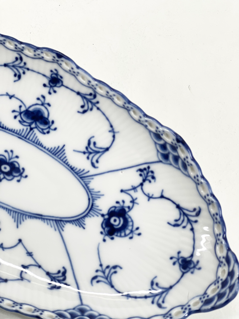 Miniaturebillede: Nr: 1/1115 - Oval asiet fad - Helblonde Royal Copenhagen RC