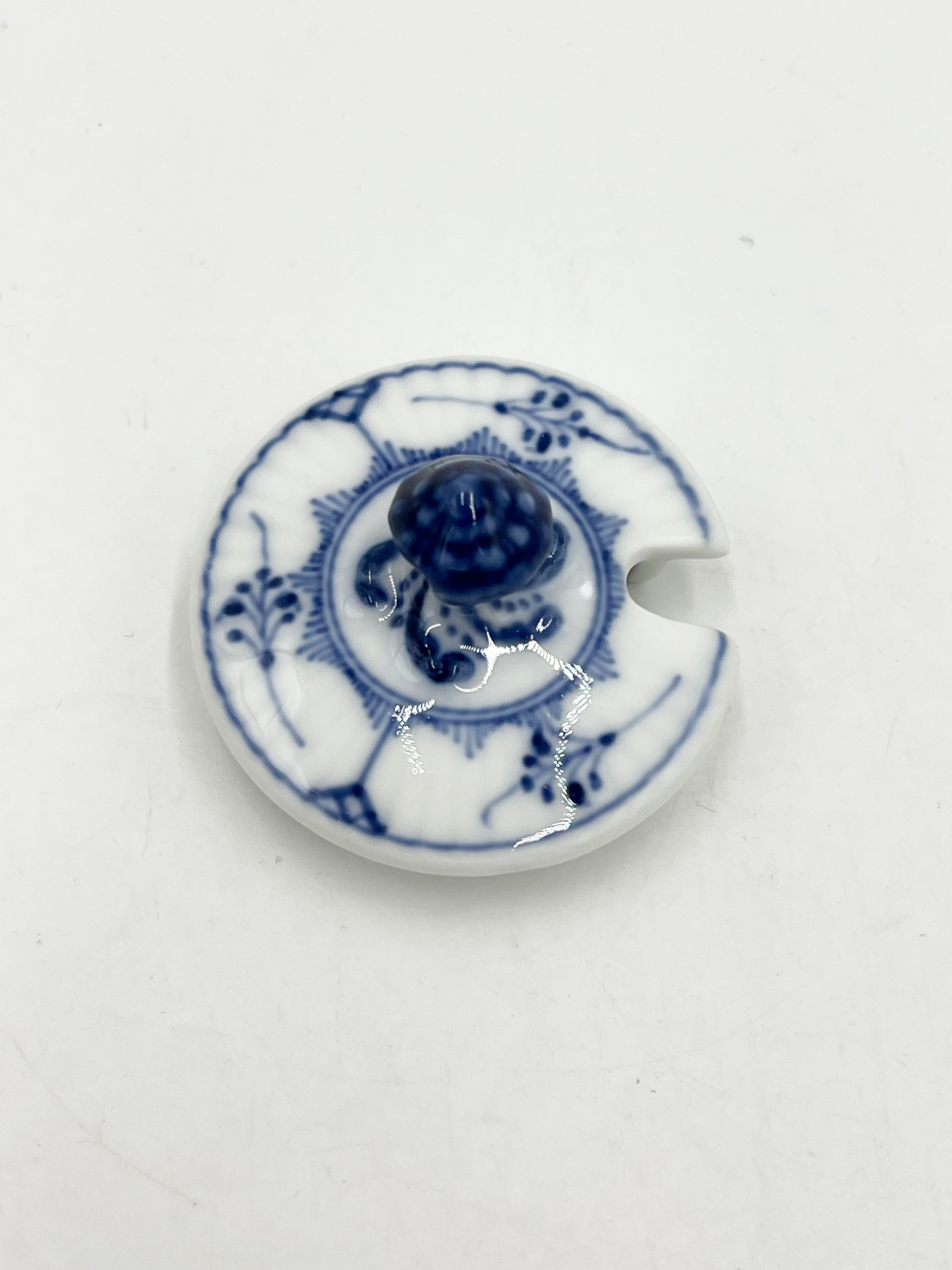 Nr: 1/137 - Låg - Musselmalet Royal Copenhagen RC