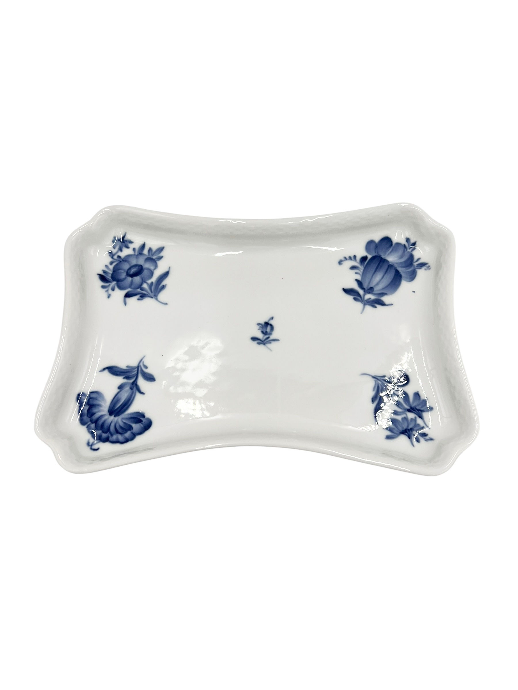 Nr: 10/8181 - Firkantet bakke - Blå Blomst Flettet Royal Copenhagen RC