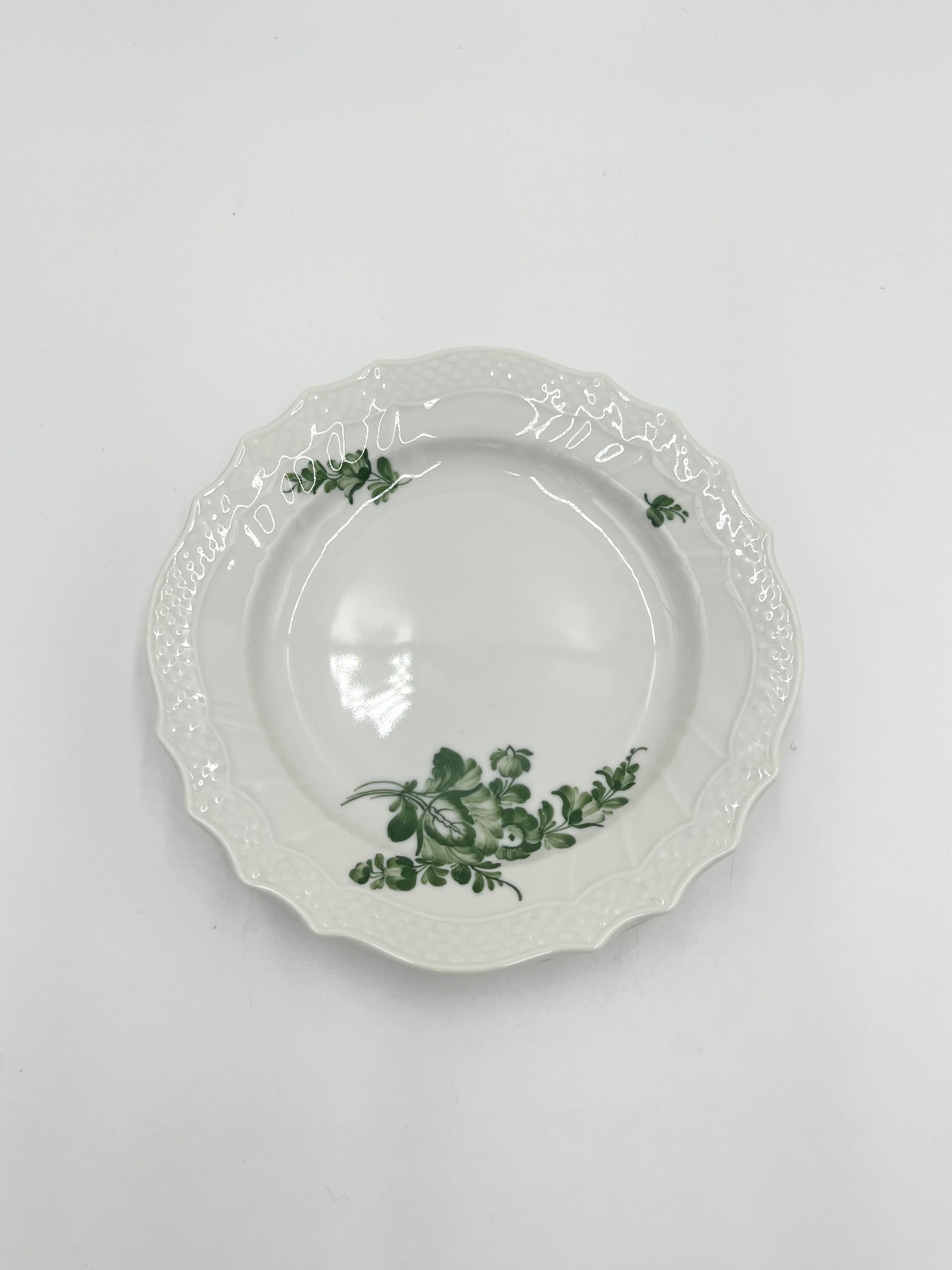 Nr: 110/1625 - Stor kagetallerken - Grøn Blomst Svejfet Royal Copenhagen RC