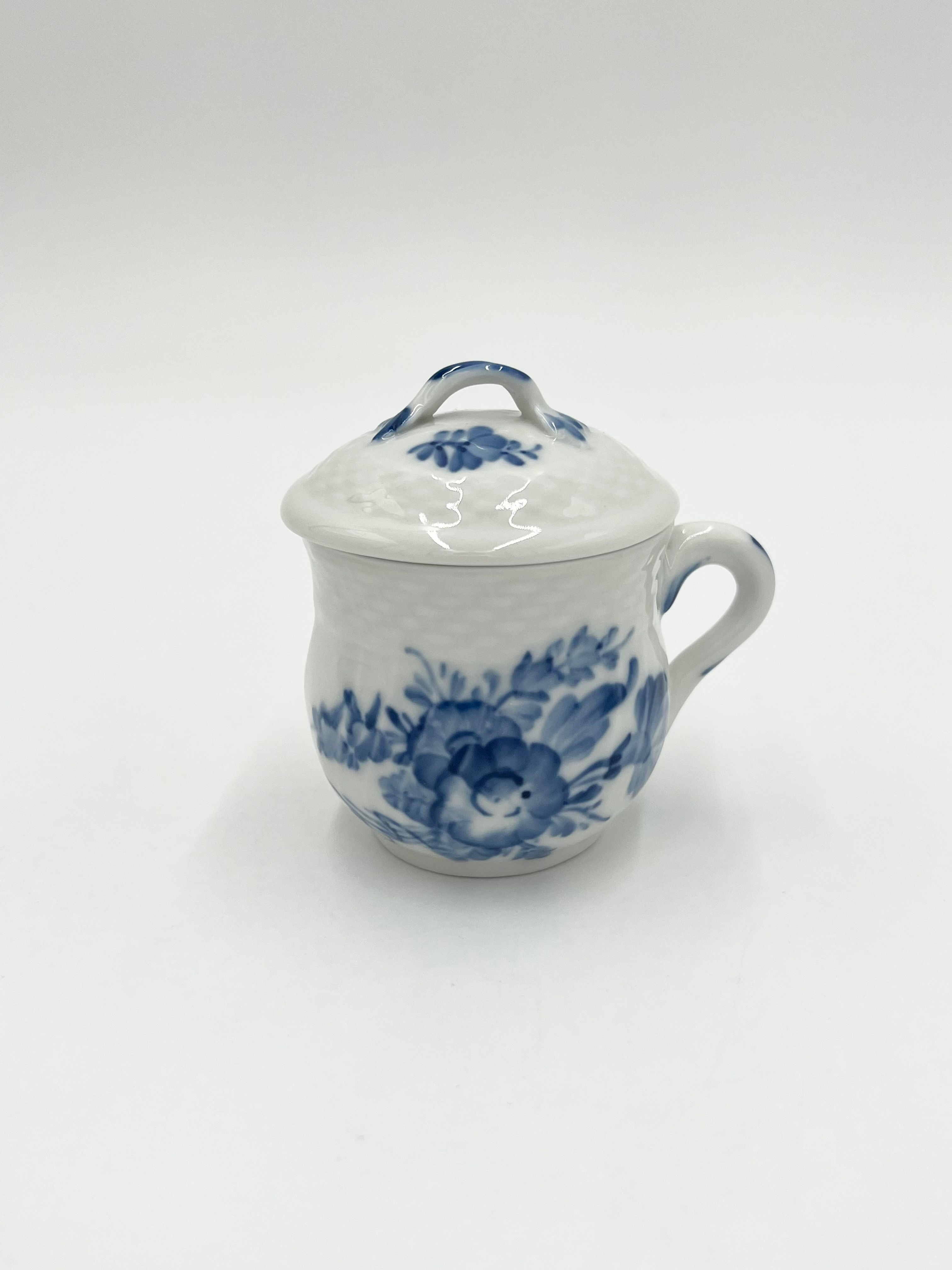 Nr: 10/1542 - Cremekop - Blå Blomst Svejfet Royal Copenhagen RC