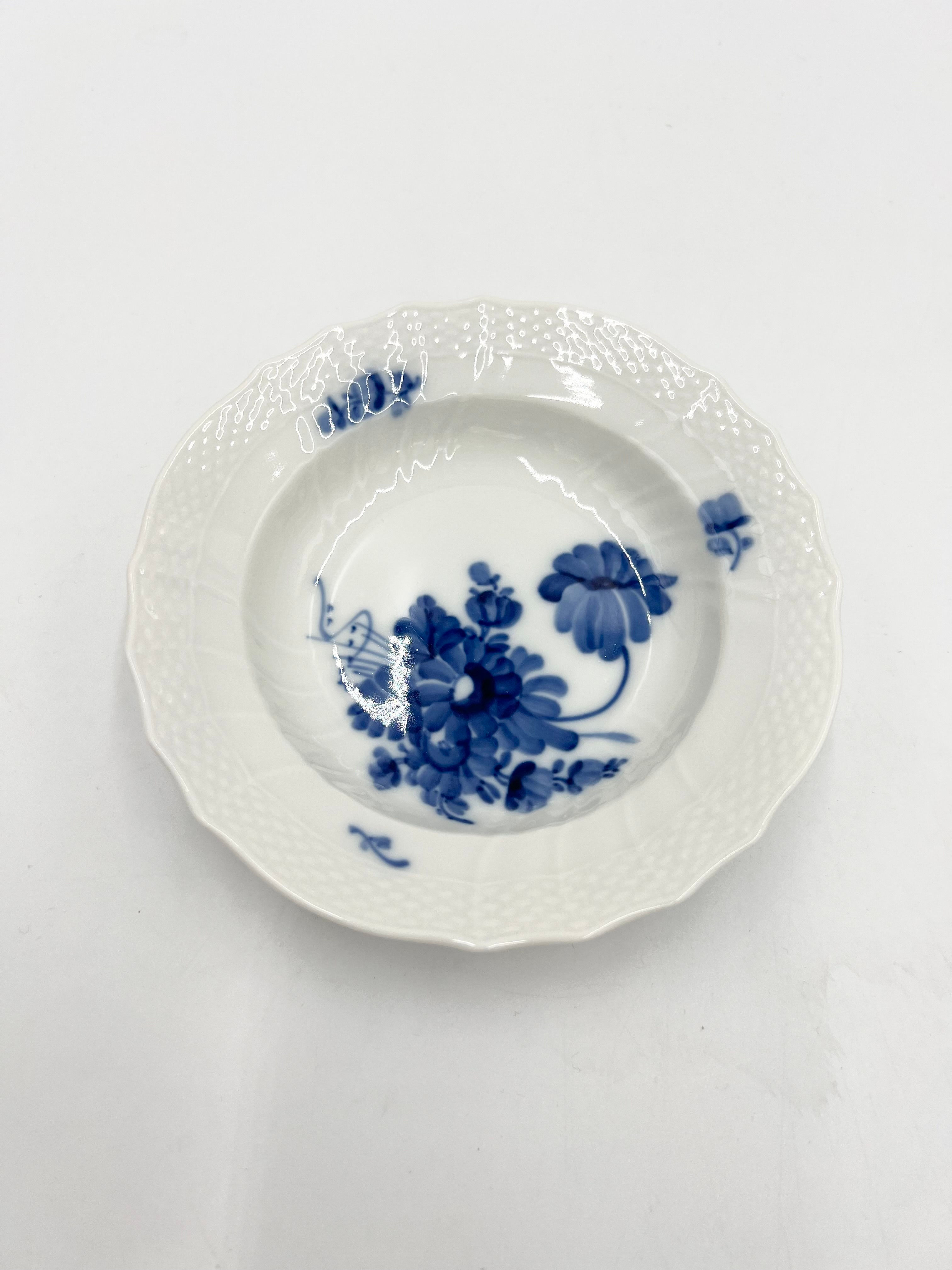 Nr: 10/1619 - Mini dyb tallerken - Blå Blomst Svejfet Royal Copenhagen RC