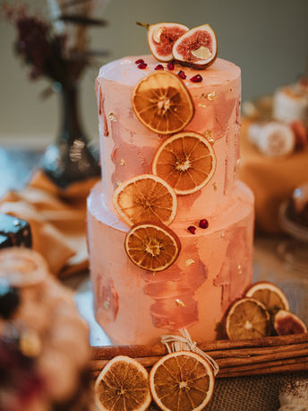 Torte dekoriert mit getrockneten Orangenscheiben
