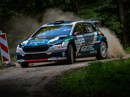 INVELT Rally Pačejov – 1. etapa: Kopecký diktuje tempo, Mareš ve formě, Wagner pod tlakem