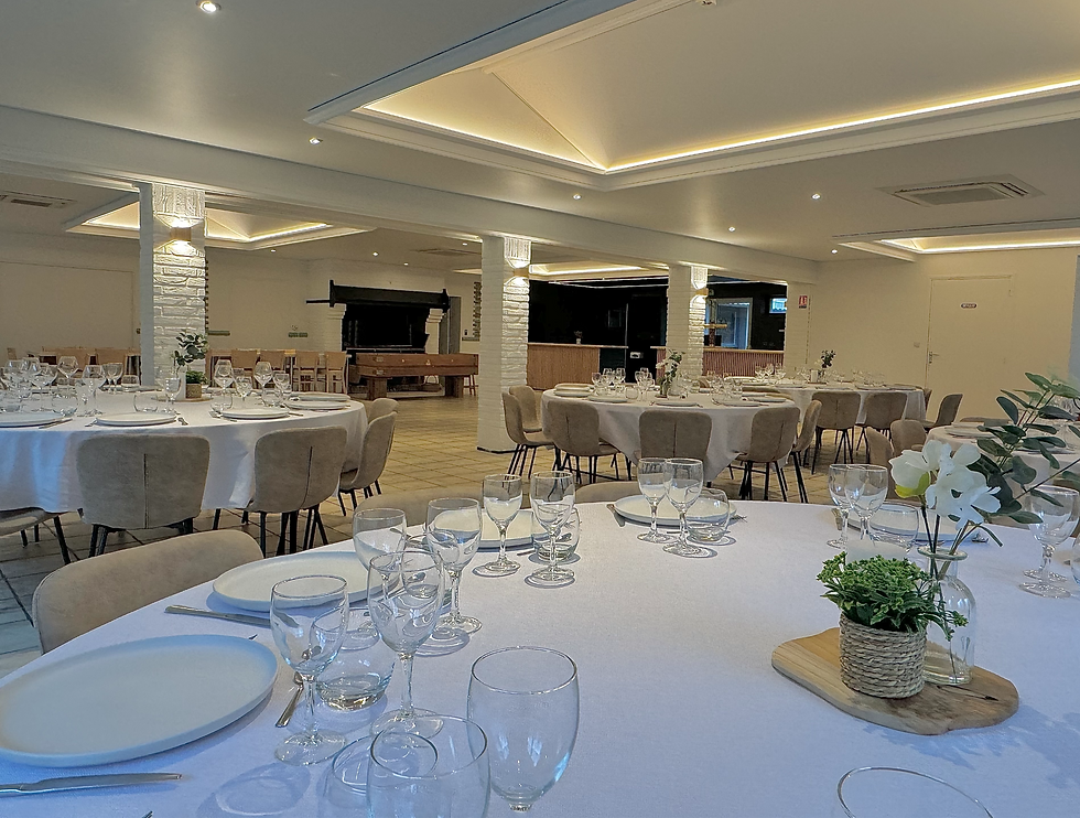 Salle de réception avec terrasse et grands espaces verts pour mariage, événements familiaux ou séminaires d'entreprise