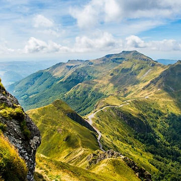 randonnée et trekking cantal auvergne volcans.jpg