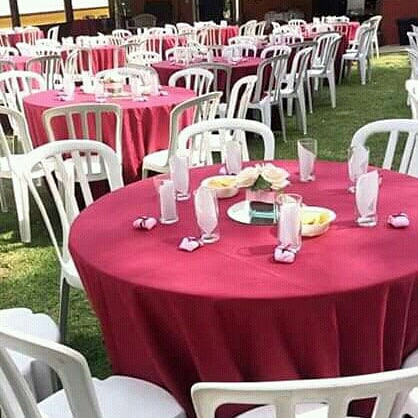 Mesa redonda 1,35m com 10 cadeiras bistrô em plástico