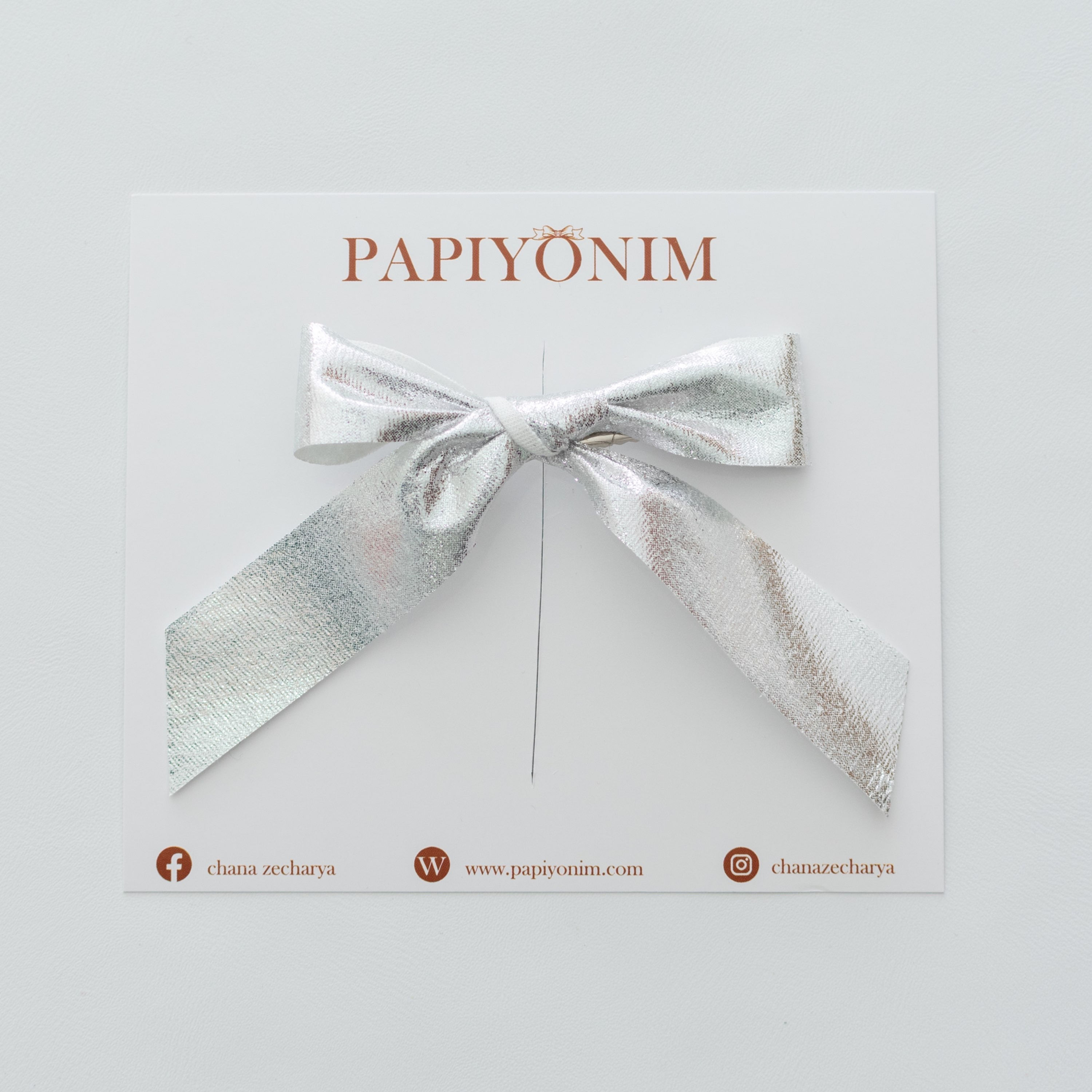 סיכת פפיון עור כסוף -M